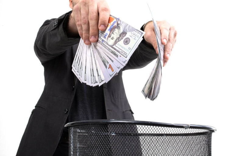 13 Jeitos que pessoas mais desperdiçam dinheiro