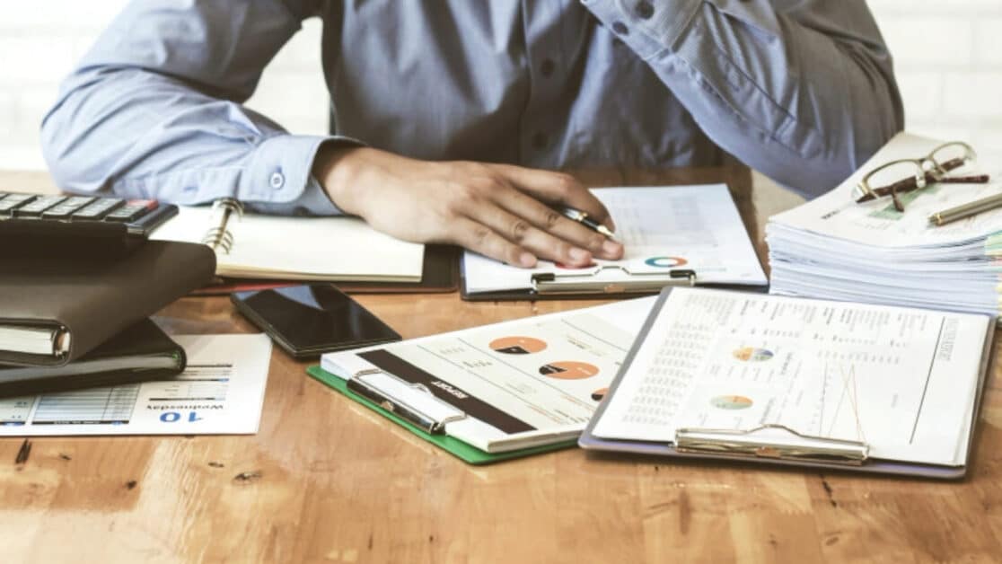 Aprenda a organizar suas finanças, quitar dívidas e criar hábitos financeiros sustentáveis para um ano mais tranquilo e próspero.